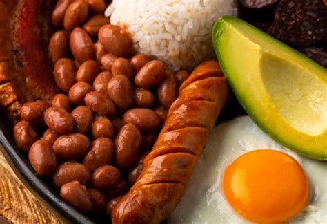  Bandeja Paisa: Eine Symphonie der kolumbianischen Aromen und eine Ode an die Herzhaftigkeit