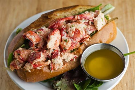  Lobster Roll: Ein zartes Meeresfrüchte-Highlight in einer knusprigen Brioche-Brotkruste!