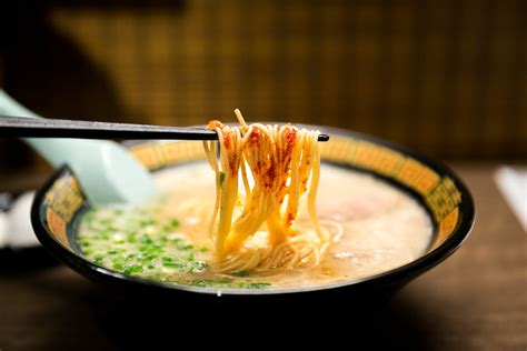  Hakata Ramen – Ein kulinarisches Feuerwerk aus cremiger Brühe und perfekt gegarten Nudeln!