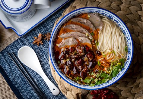  Lamian Nudeln – Eine würzige und aromatische Reise durch die Geschmackswelt von Karamay!