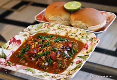  Misal Pav: Ein würziges vegetarisches Wunder aus Maharashtra!