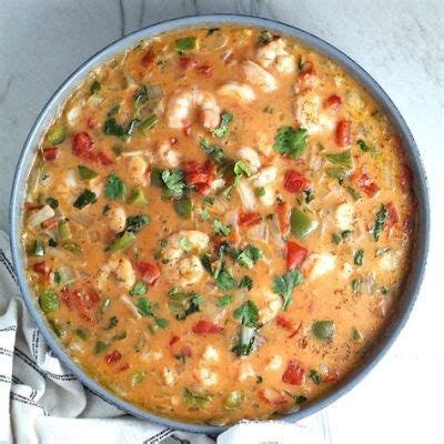  Moqueca de Camarão: Eine Symphonie scharfer Gewürze und cremiger Kokosmilch!