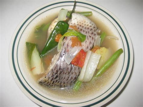  Sinigang! Ein Fest für die Sinne - Ein Sauer-Scharfer Fischsuppe aus Tagum